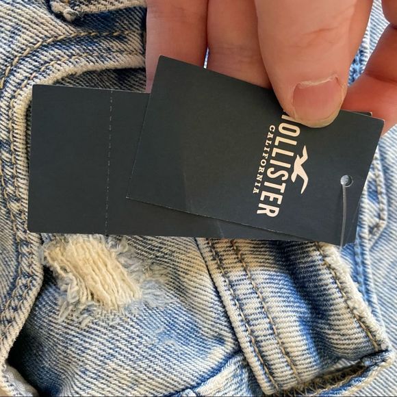 Hollister • Curvy Ultra High Rise Mom Shorts in Distressed Acid Wash - Picture 10 of 14